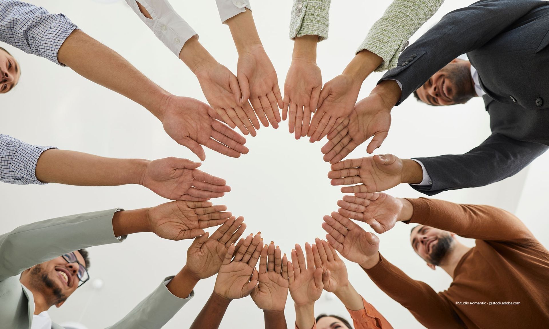 Creativity Service GmbH – mehrere Personen halten die Hände vor die Kamera und formen einen Kreis