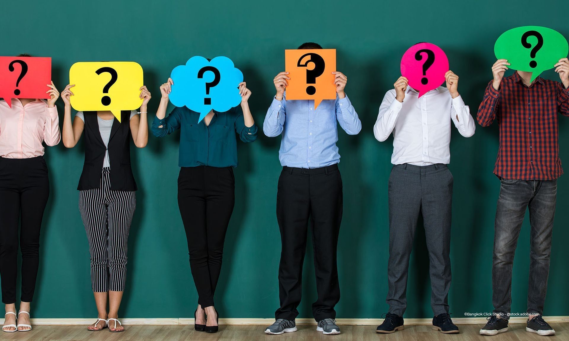 Creativity Service GmbH – vier Personen vor grüner Wand halten sich Pappschilder mit Fragezeichen vors Gesicht