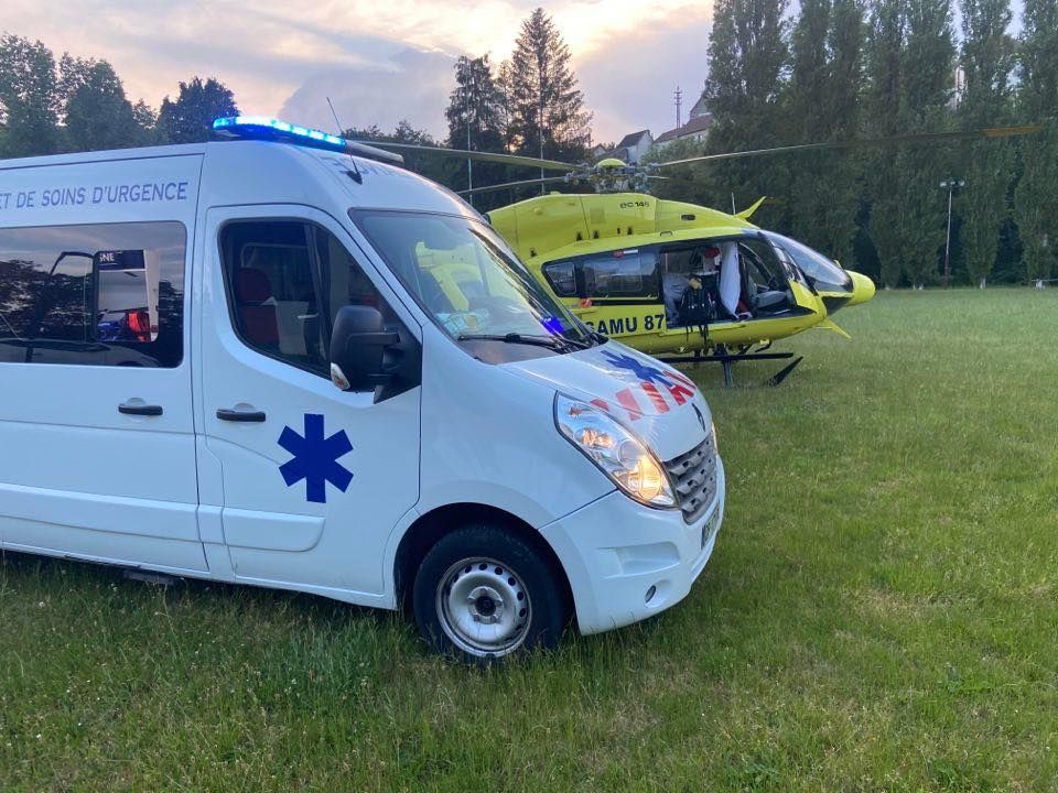 Une ambulance avec un hélicoptère