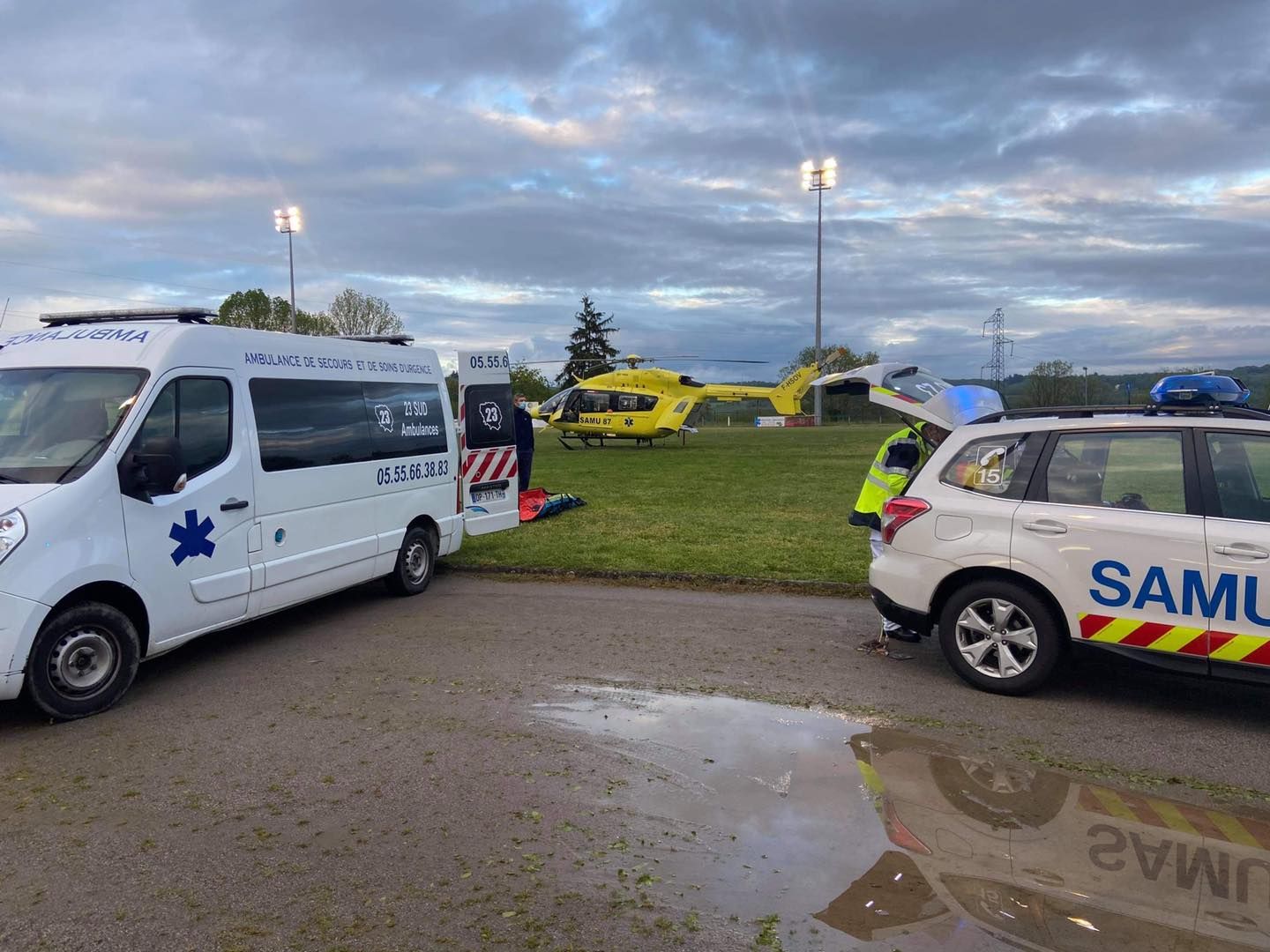 Deux véhicules d'urgence sanitaire