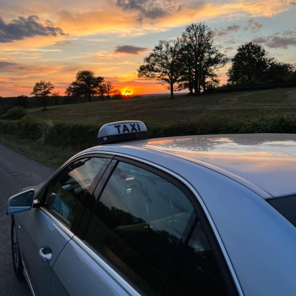 Un taxi près d'un champ