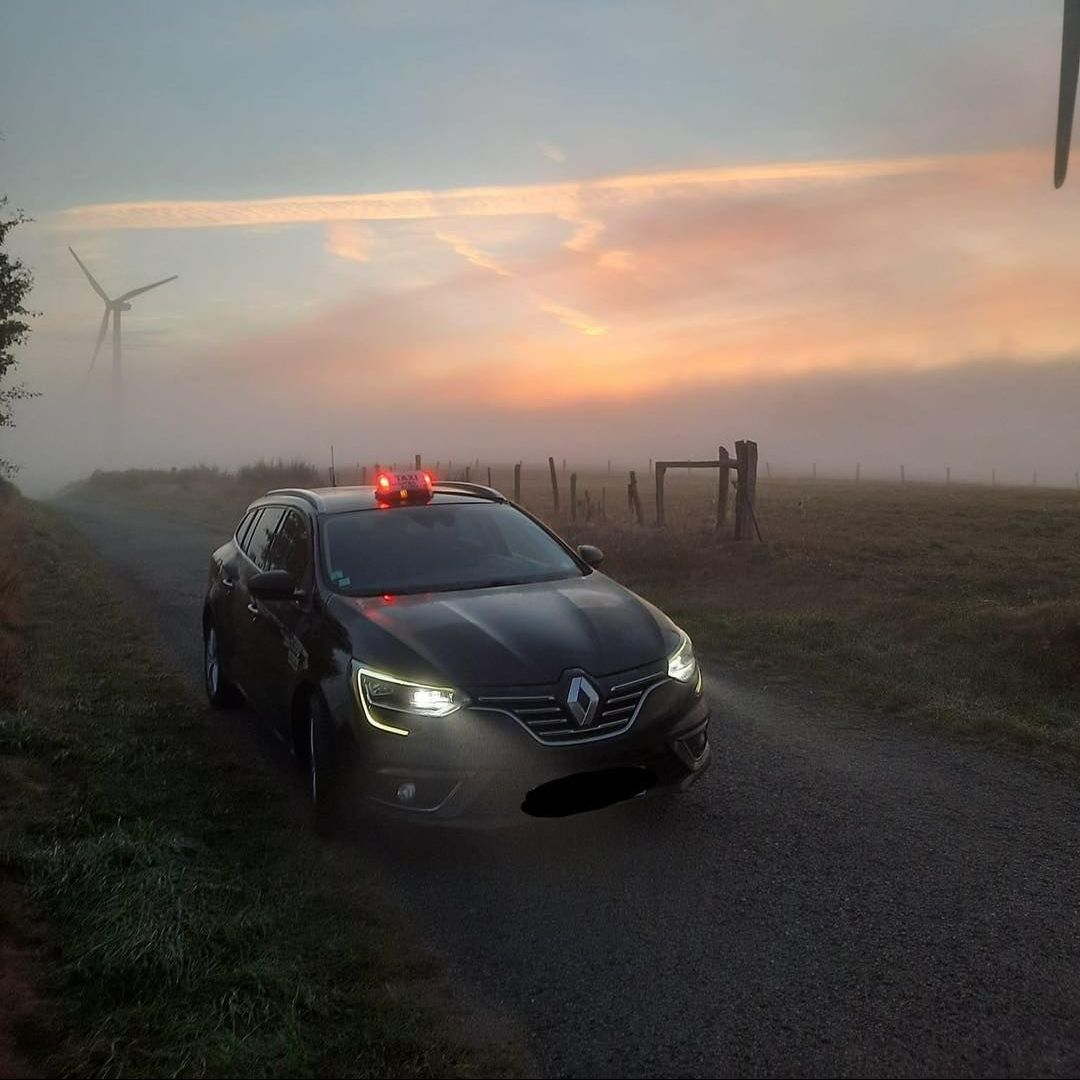 Un taxi avec les phares allumés