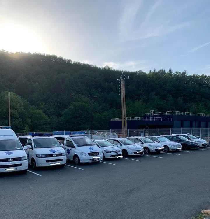 Un parking avec des ambulances de différentes tailles