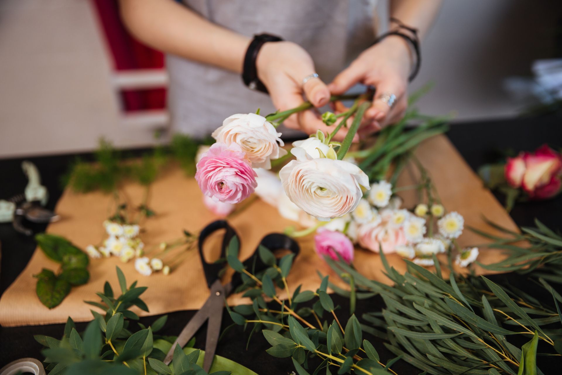 Une personne réalise un bouquet
