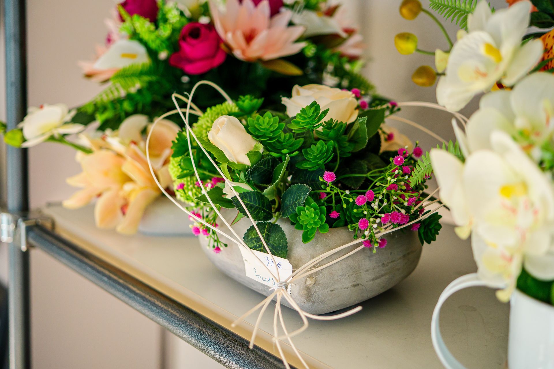 Une composition florale sur une étagère