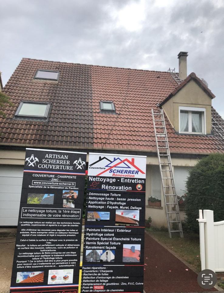 Nettoyage de toiture de maison avec une face propre et une face sale