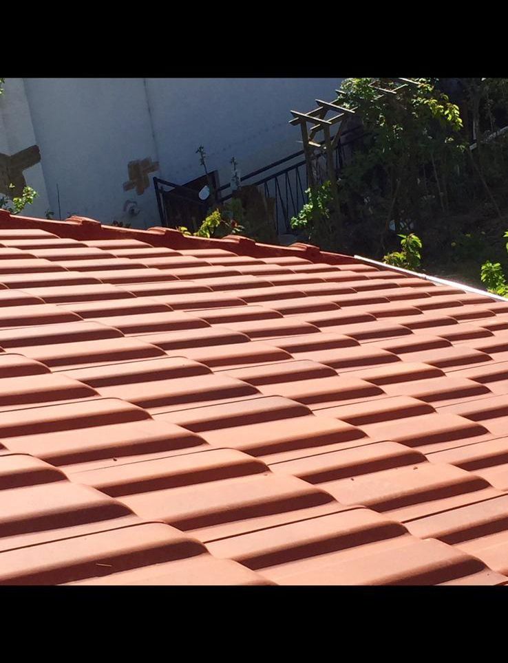 Tuiles en terre cuite sur une toiture toute neuve