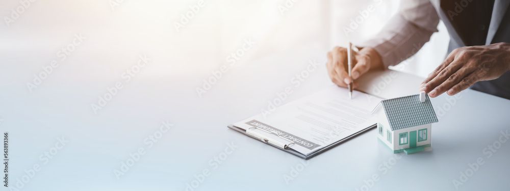 Immobilienmakler überreicht einem Paar einen Schlüssel