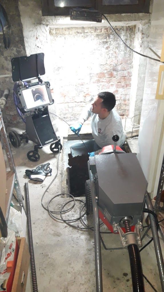 Ein Mann sitzt in einem Raum und schaut in eine Kamera.