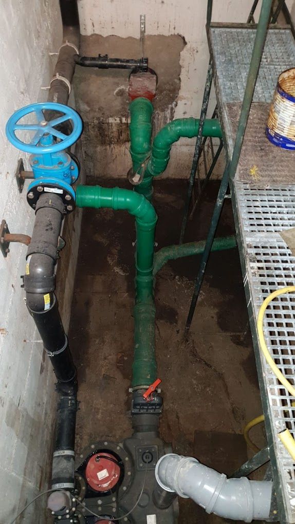 In einem Raum sind mehrere Rohre miteinander verbunden.