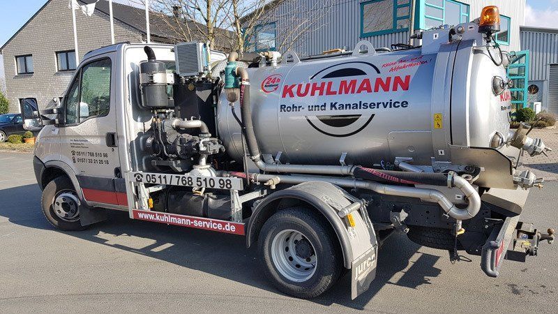 Ein LKW mit einem Tank auf der Ladefläche steht am Straßenrand.