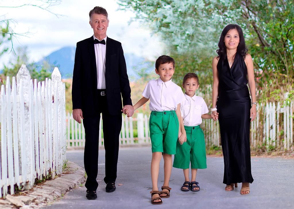  Famille habillée en tenue formelle avec costume et robe noire.