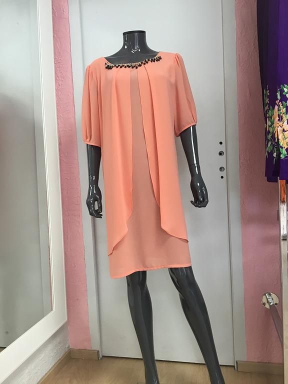 Robe fluide orange avec coupe asymétrique et manches courtes