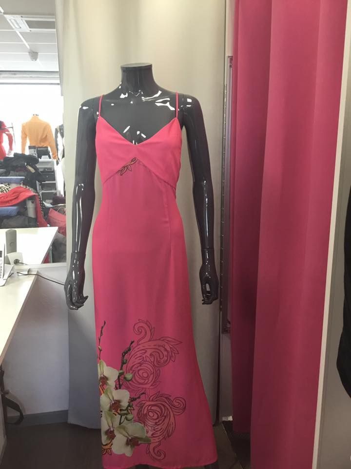  Robe longue en soie rose avec motifs brodés.
