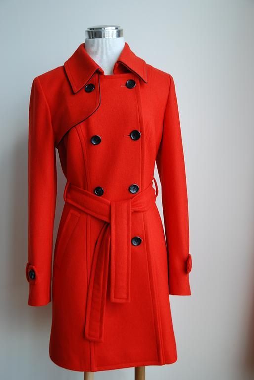 Manteau rouge élégant avec double boutonnage.
