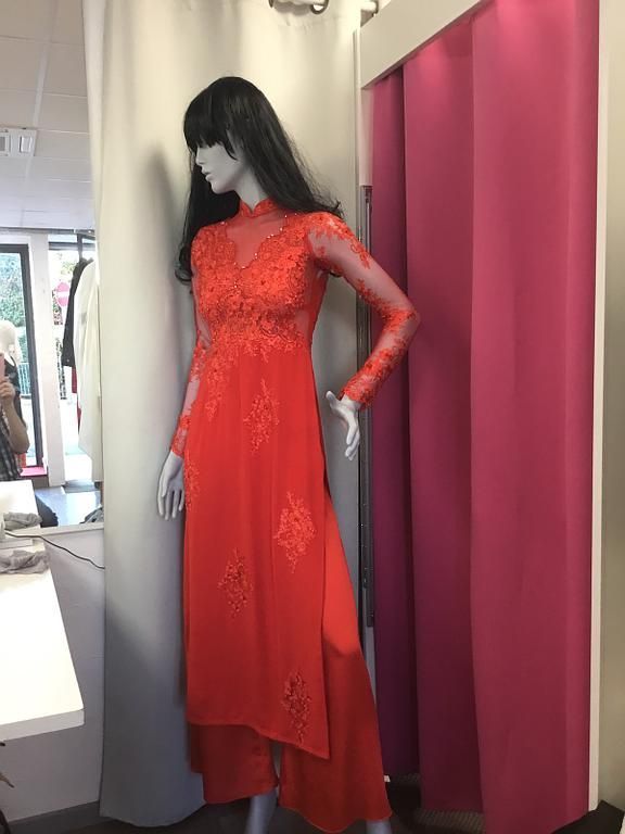 Robe traditionnelle vietnamienne rouge ornée de broderies.