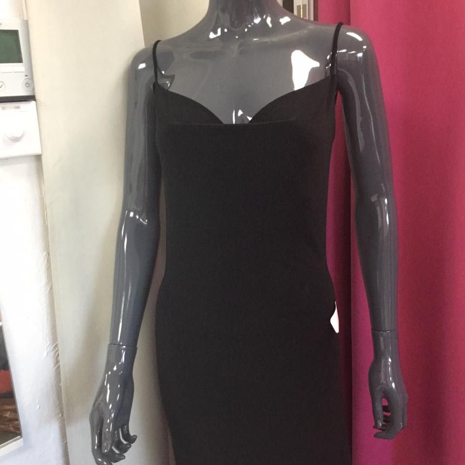 Robe noire longue avec bretelles fines et coupe élégante.