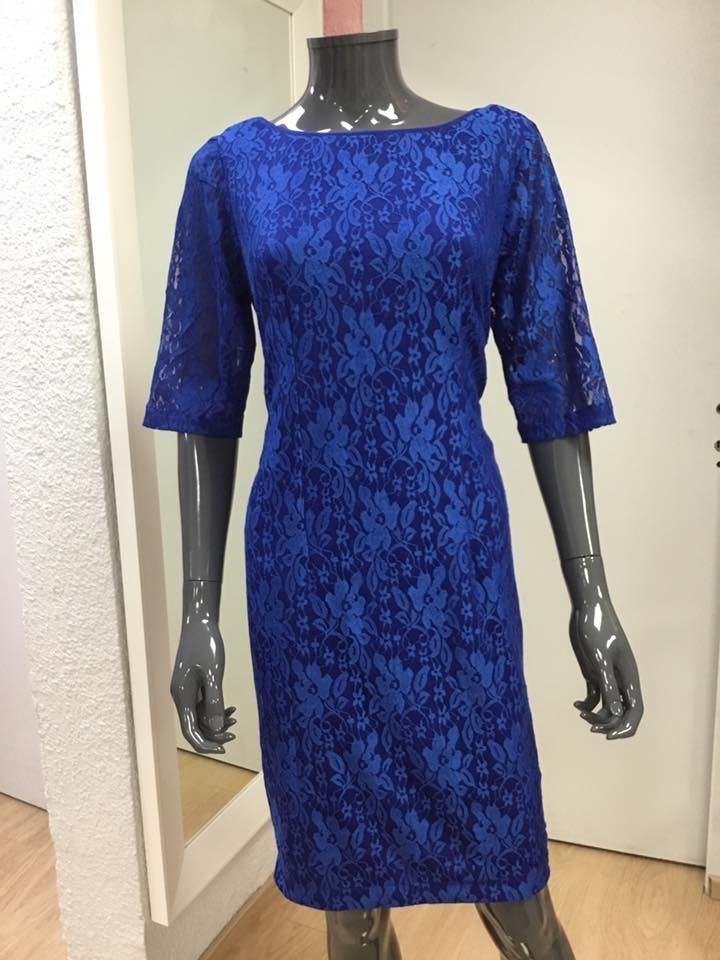 Robe bleue mi-longue avec motifs en dentelle.