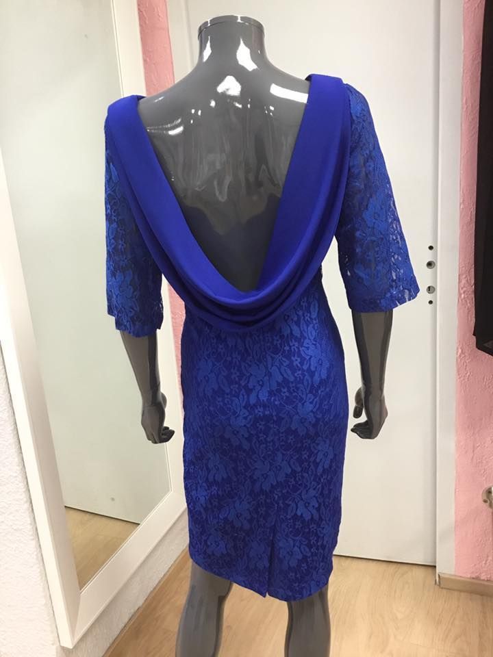 Robe bleue à motifs floraux avec dos drapé.