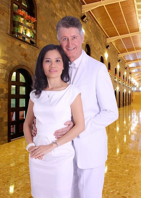 Robe noire longue avec fines bretelles.