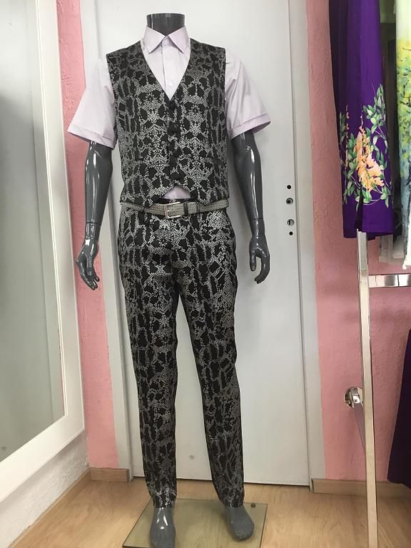 Ensemble pantalon et gilet noir à motifs pour homme.