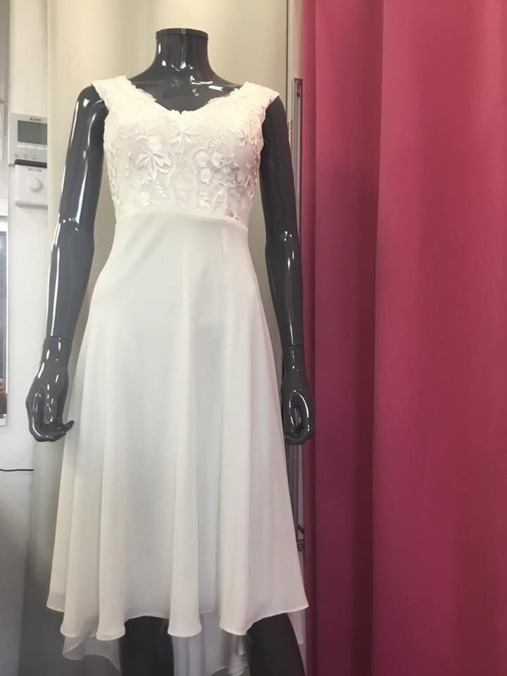 Robe blanche élégante pour une soirée cocktail.