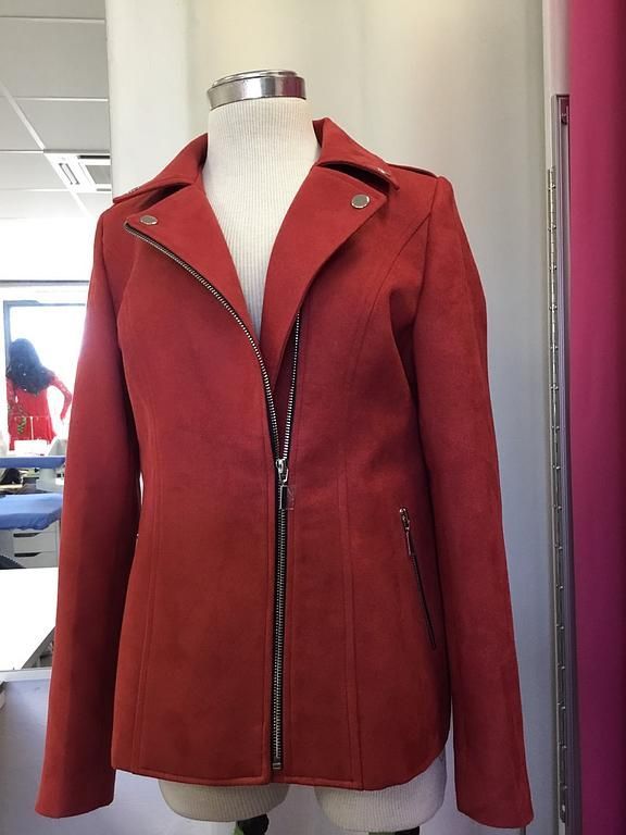 Veste en daim rouge avec col ouvert et coupe moderne.