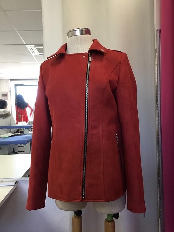 Robe blanche élégante pour une soirée cocktail.