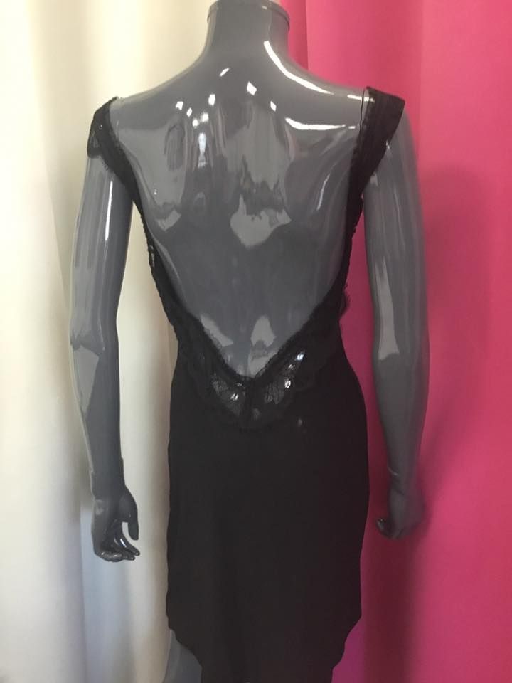 Robe noire élégante avec détail transparent au dos.