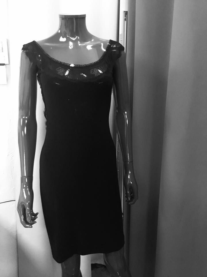 Ao dai rose avec broderies délicates.