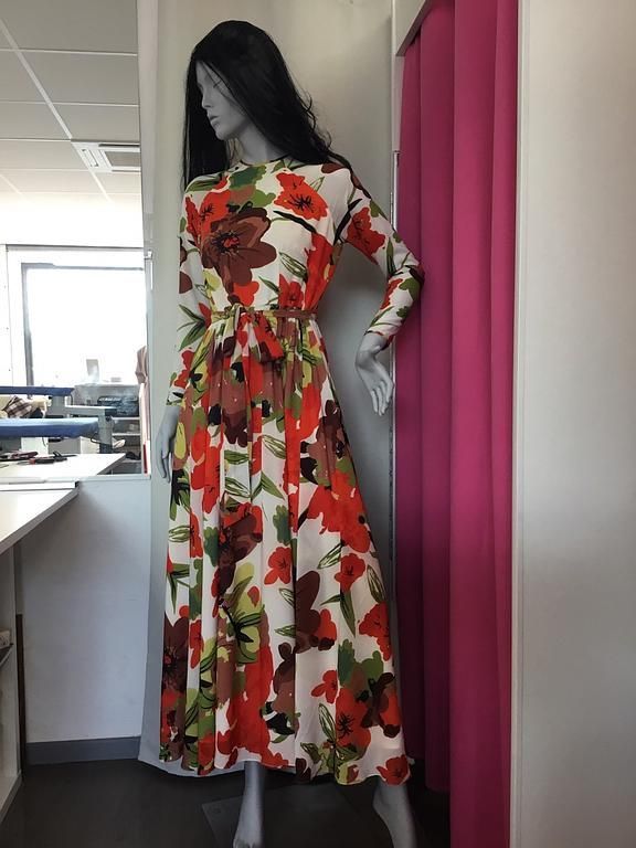  Robe longue fluide avec imprimé floral rouge et vert.