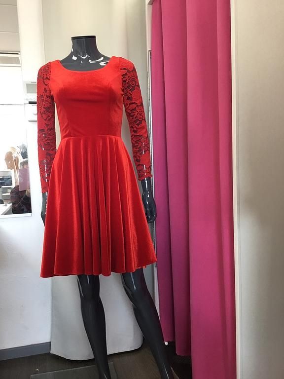  Robe en velours rouge vif avec jupe évasée.