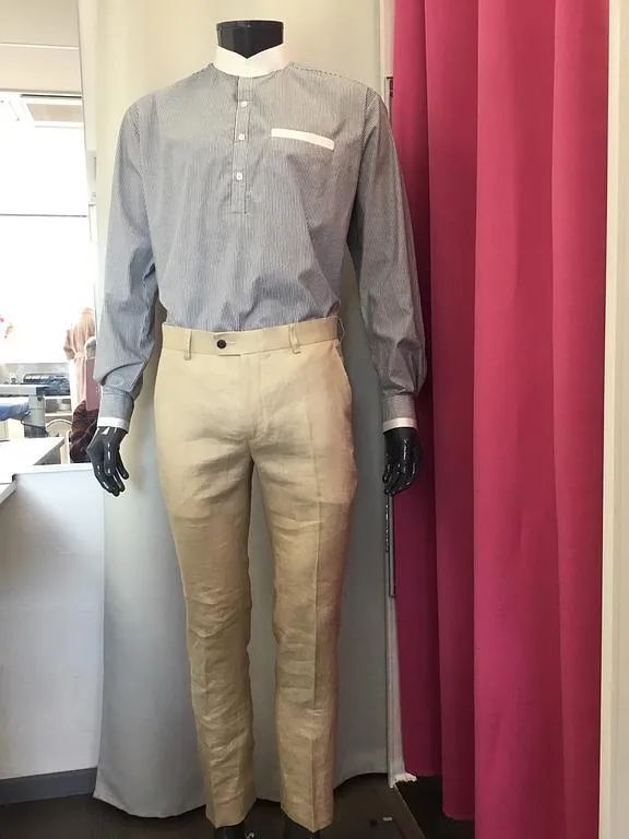 Pantalon beige en lin avec chemise blanche en coton.