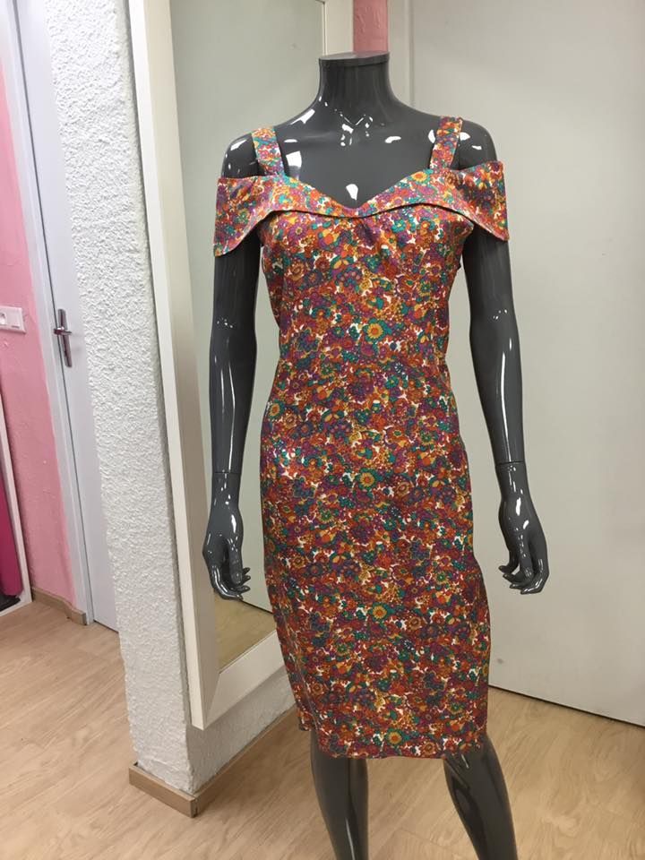 Robe ajustée ornée de motifs floraux colorés.