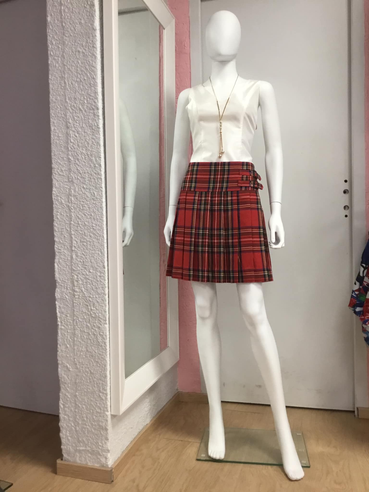 Jupe à carreaux style écossais avec chemisier blanc