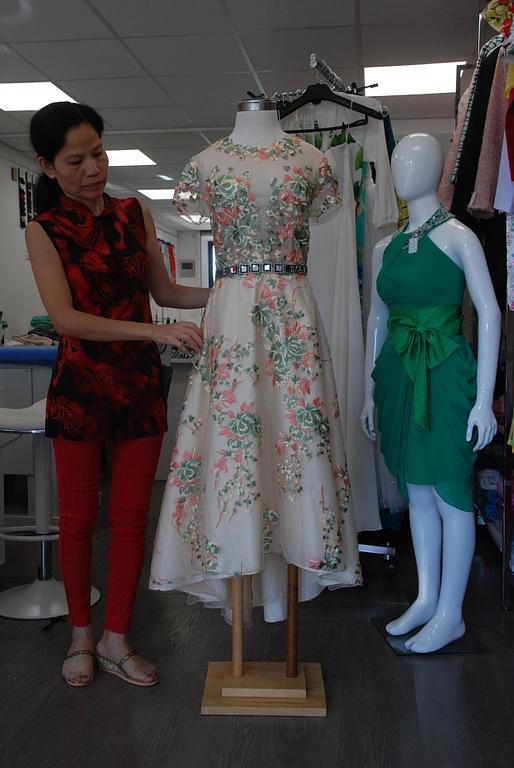 Robe longue avec voile transparent et imprimés floraux colorés.