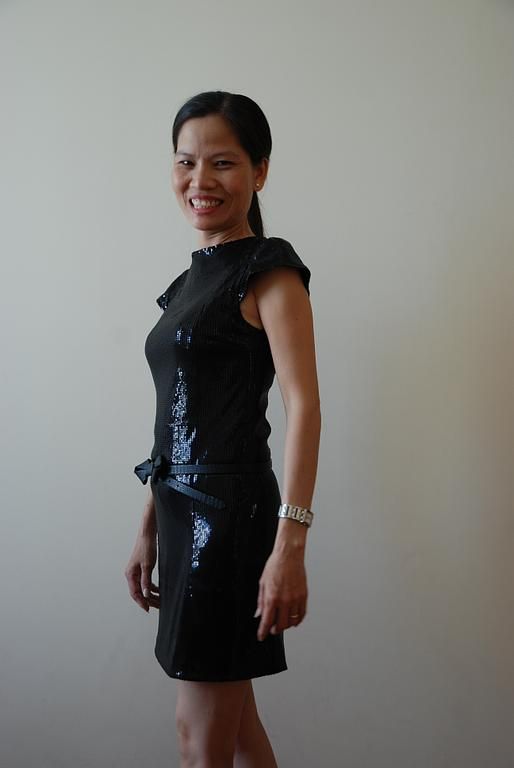 Robe en simili cuir noire sans manches avec col montant.