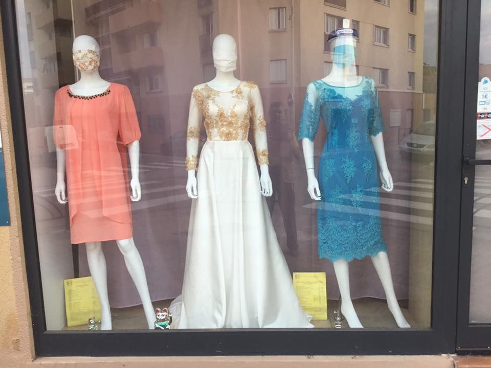 Vitrine présentant des tenues variées et élégantes