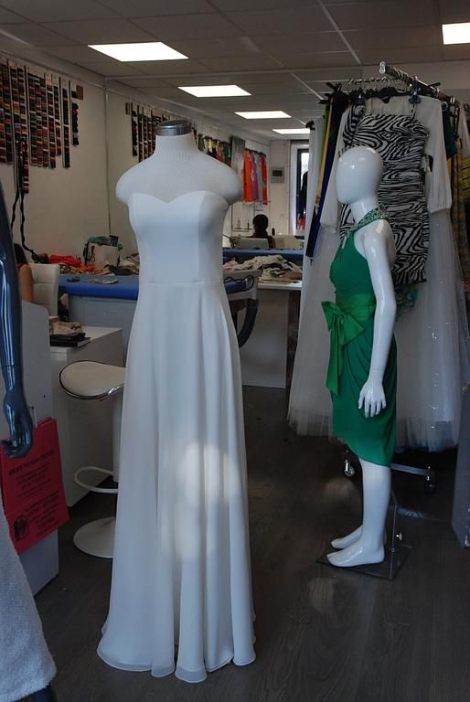 Robe longue blanche avec une coupe ajustée, idéale pour un mariage ou une cérémonie.