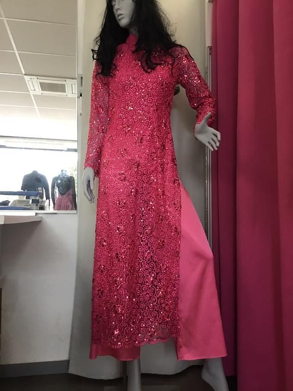 Robe longue rose ornée de perles et de broderies