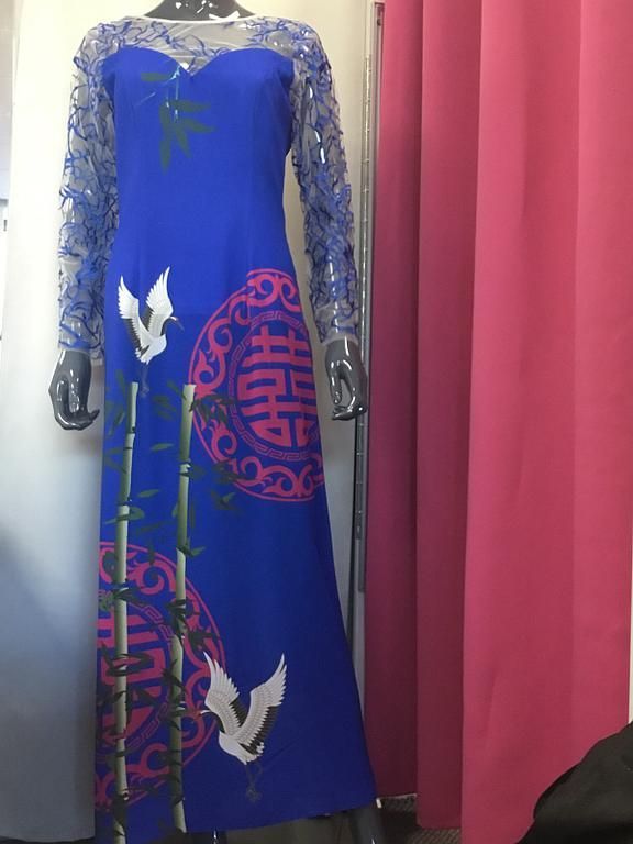 Robe vietnamienne en soie bleue avec motifs traditionnels