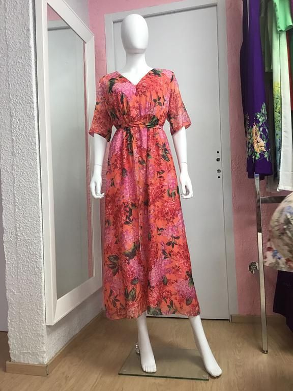 Robe noire ajustée avec col orné de strass