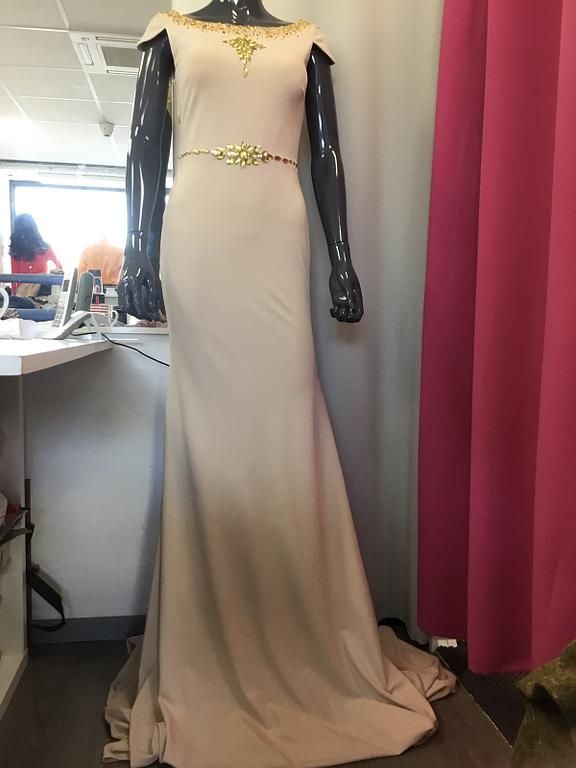 Robe blazer blanche avec boutons dorés 