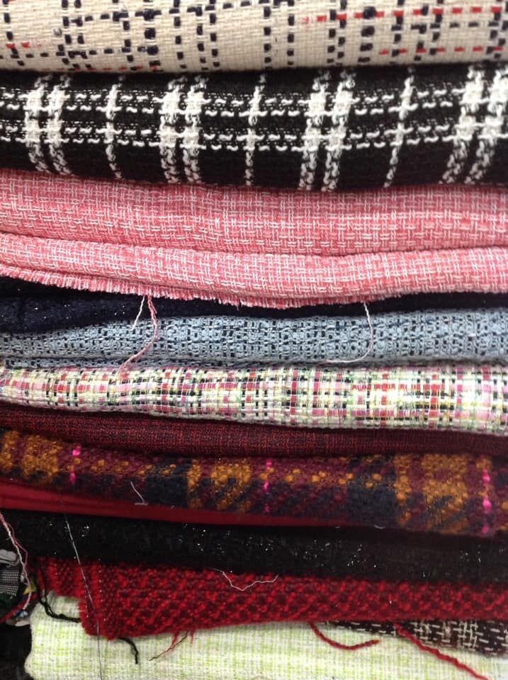 Tissus colorés empilés pour la confection 