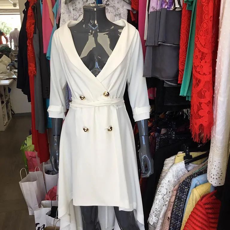 Robe blanche fluide et sophistiquée