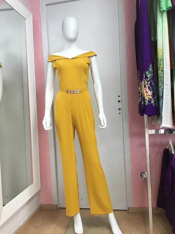 Combinaison chic couleur moutarde avec ceinture