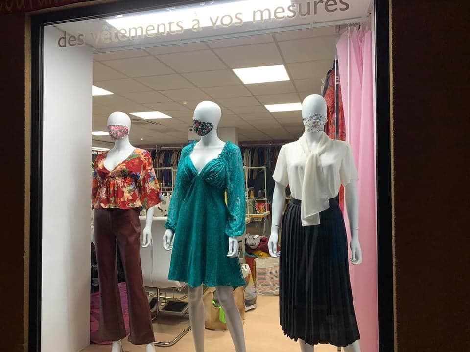Mannequins présentant des tenues variées dans une boutique 
