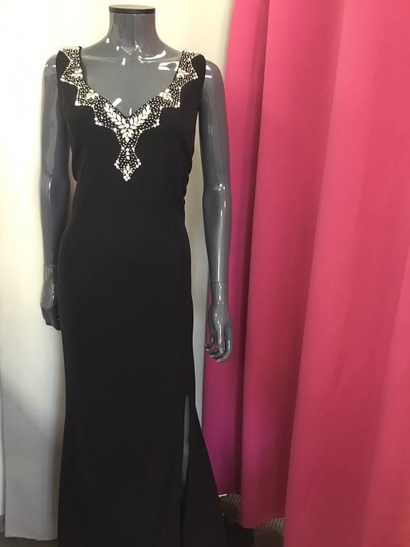 Mannequins avec tenues variées dans une vitrine