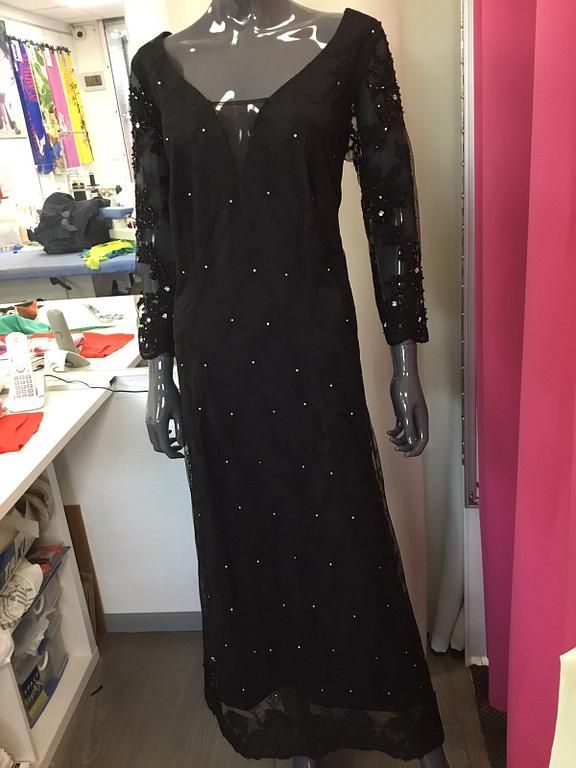Robe longue noire ornée de perles scintillantes 