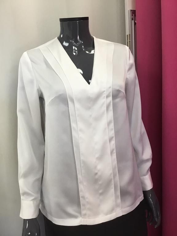 Blouse blanche à col en V et manches longues 